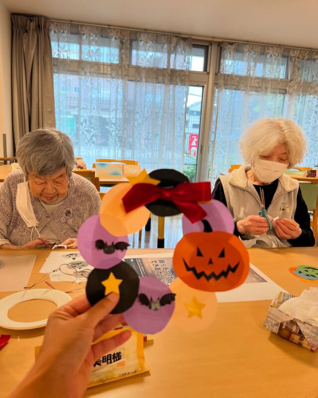 .
ハロウィン🎃リース作り
ハロウィンカラーで好きな色の組み合わせ
飾りつけも自由ですが
剥がれないように両面テープを使ってもらったら
剥がすのが難しかったり
剥がれてるのに剥がそうとしてみたり苦戦😂
完成したものを食堂内に飾ってみました！
.
#ハロウィン工作 #レクレーション #サービス付き高齢者向け住宅 #中津 #北区 #やさしえ北梅田 #訪問介護 #ヘルパー #初任者研修 #介護福祉士 #内覧可能 #空室あり #お電話お待ちしております #求人募集 #一緒に働く仲間募集中 #パート #夜勤 #アルバイト #10月