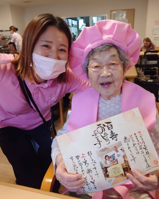 .
更新が空いてしまいましたが
祝100歳当日にお祝いすることが
出来ましたー🎉
ピンク🩷がとてもお似合いで
可愛いかったです！！
こんなに元気な100歳がいるんだーって
発信できるSNSも素晴らしい👍
.
#やさしえ北梅田 #サービス付き高齢者向け住宅 #祝100歳 #百寿 #誕生日 #ピンクちゃんちゃんこ #介護士 #介護福祉士 #ヘルパー2級 #初任者研修 #内覧可能 #空室あり #求人募集 #一緒に働く仲間募集中 #20代30代活躍中 #経験者歓迎